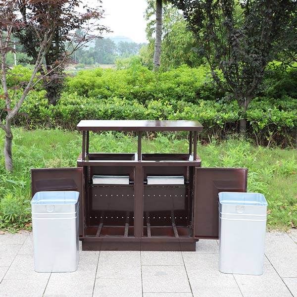 Sọt tôn hoa đựng rác bên trong