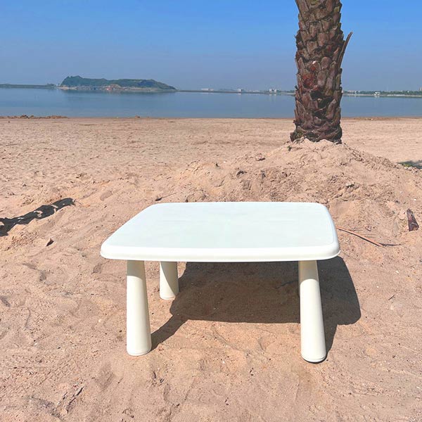 Bàn thiết kế đơn giản, mặt bàn phẳng dễ để đồ