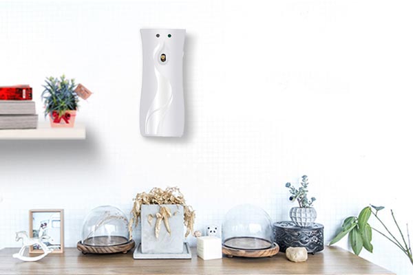 Máy xịt thơm nên treo lên cao – gắn lên tường