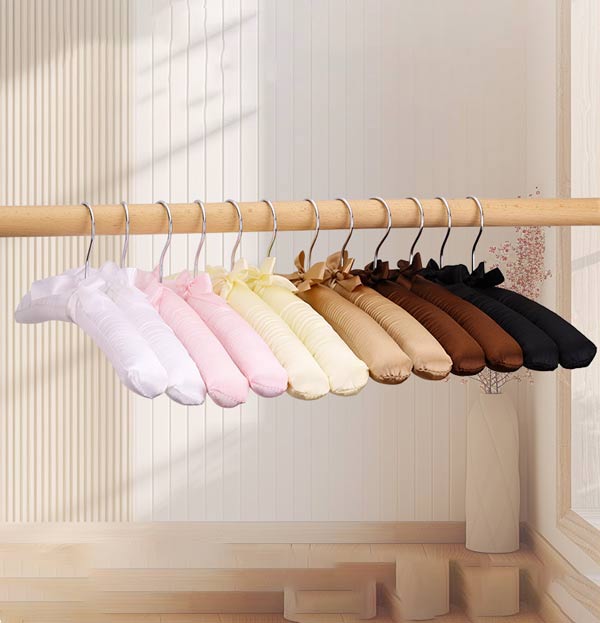 Mẫu móc treo quần áo có đệm bọc lụa bên ngoài