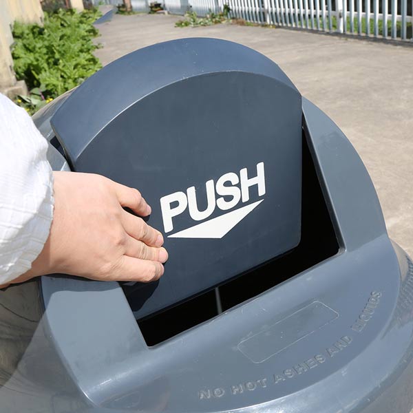 Nắp đẩy khá là tiện lợi khi dùng