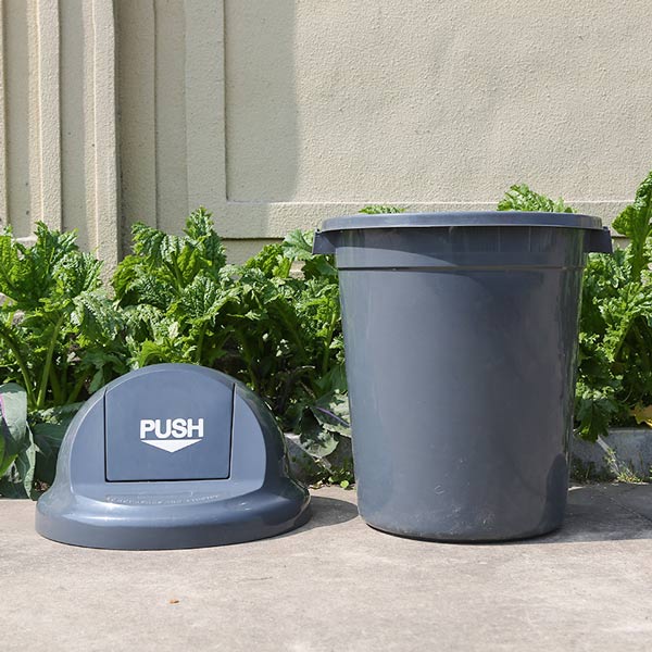 Phần nắp dễ dàng tháo rời khỏi thân thùng