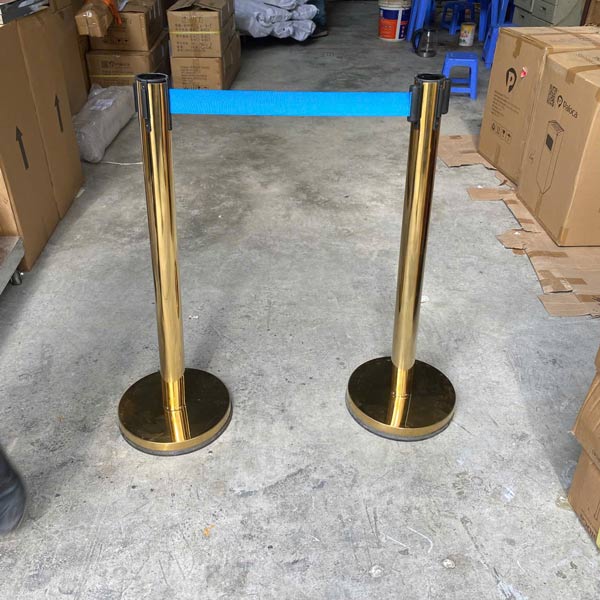 Mẫu cột chắn dây xanh biển được lắp tại kho Hành Tinh Xanh