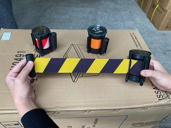 Dây căng màu vàng đen của cột chắn