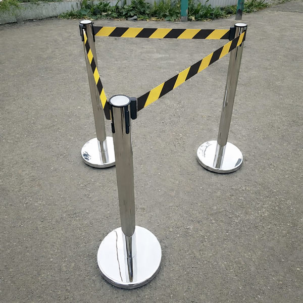 Hình ảnh thực tế cột chắn màu vàng đen