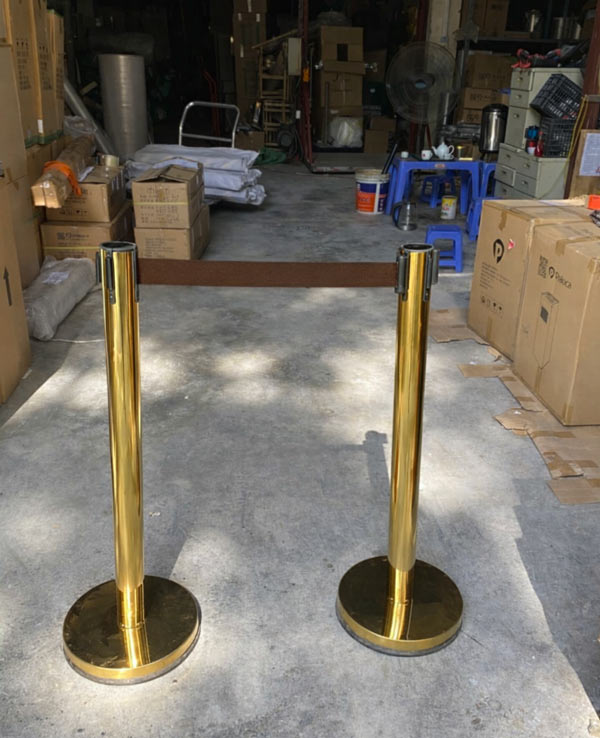Hoàn thiện lắp cột chắn inox mạ vàng dây căng màu nâu