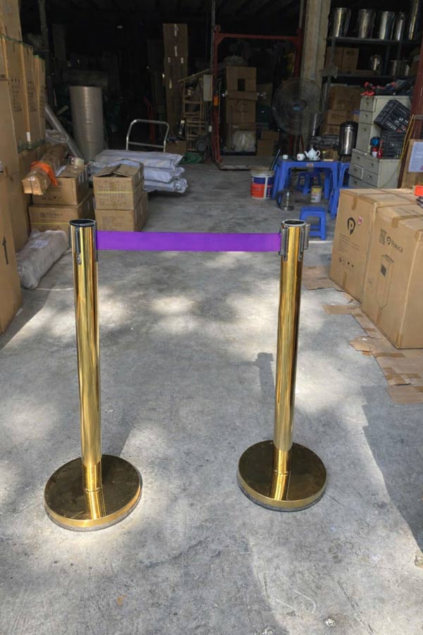 Hành Tinh Xanh lắp đặt cột chắn dây màu tím cho khách