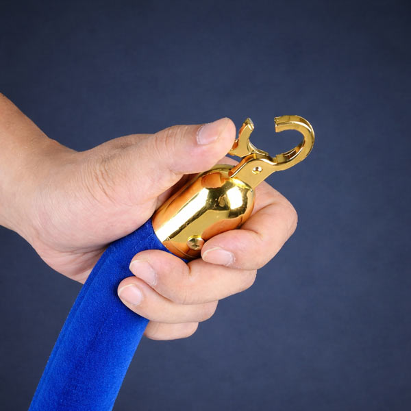 Phần móc ở đầu dây cột chắn dây trùng