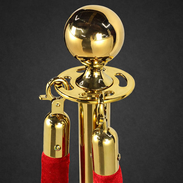 Dễ dàng kết nối móc dây nhung vào thân trụ chắn