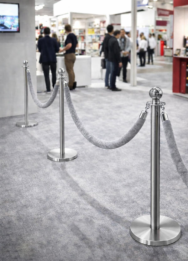 Hình ảnh sử dụng cột chắn inox dây trùng màu xám