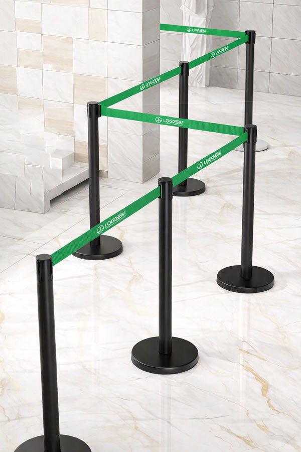 Cột chắn dây màu xanh lá tạo hàng rào phân làn