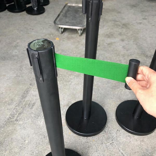 Hình ảnh thực tế cột chắn thân đen dây kéo màu xanh lá