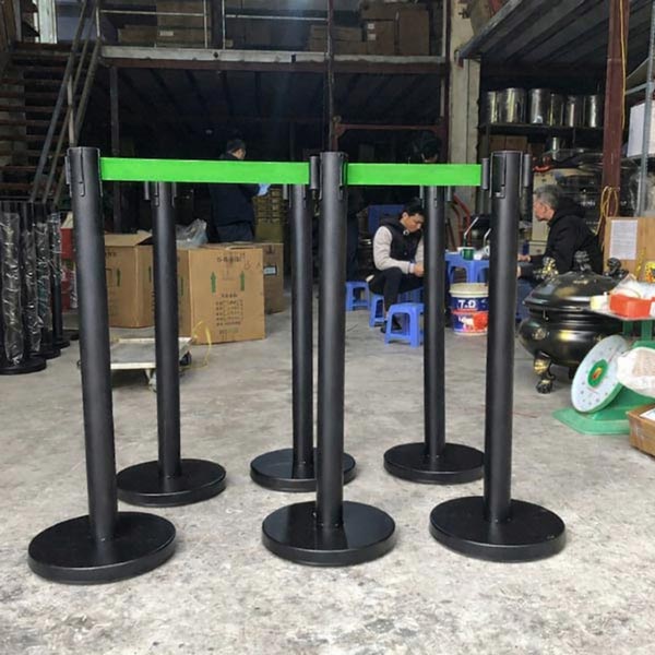 Hình ảnh thực tế cột chắn thân đen dây kéo màu xanh lá