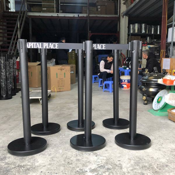 Hành Tinh Xanh lắp đặt cột chắn inox đen, dây căng đen cho khách