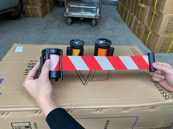 Hộp dây căng màu trắng kẻ đỏ