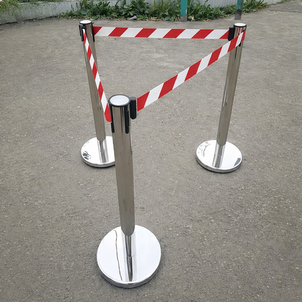 Lắp đặt cột chắn inox dây trắng kẻ đỏ