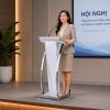 Đặt bục phát biểu lệch về 1 bên phía sân khấu