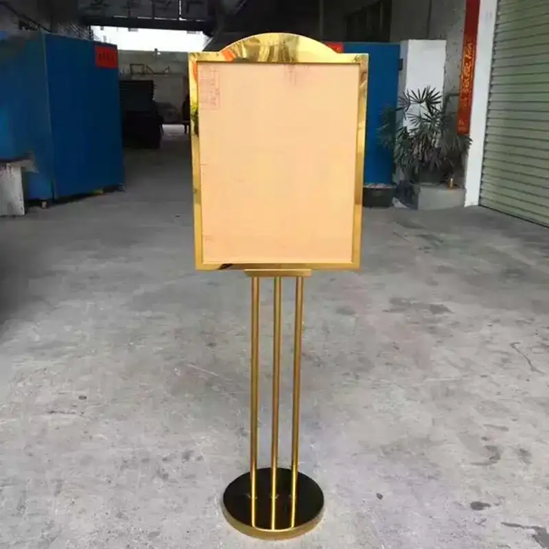 Lắp đặt và bàn giao cho khách bảng menu inox vàng