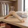 Móc gỗ treo quần áo chống trượt màu vàng