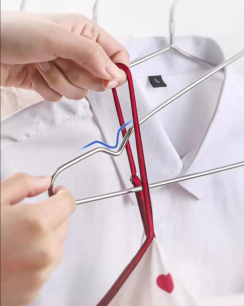 Khe nhỏ trên móc treo để treo váy, áo 2 dây